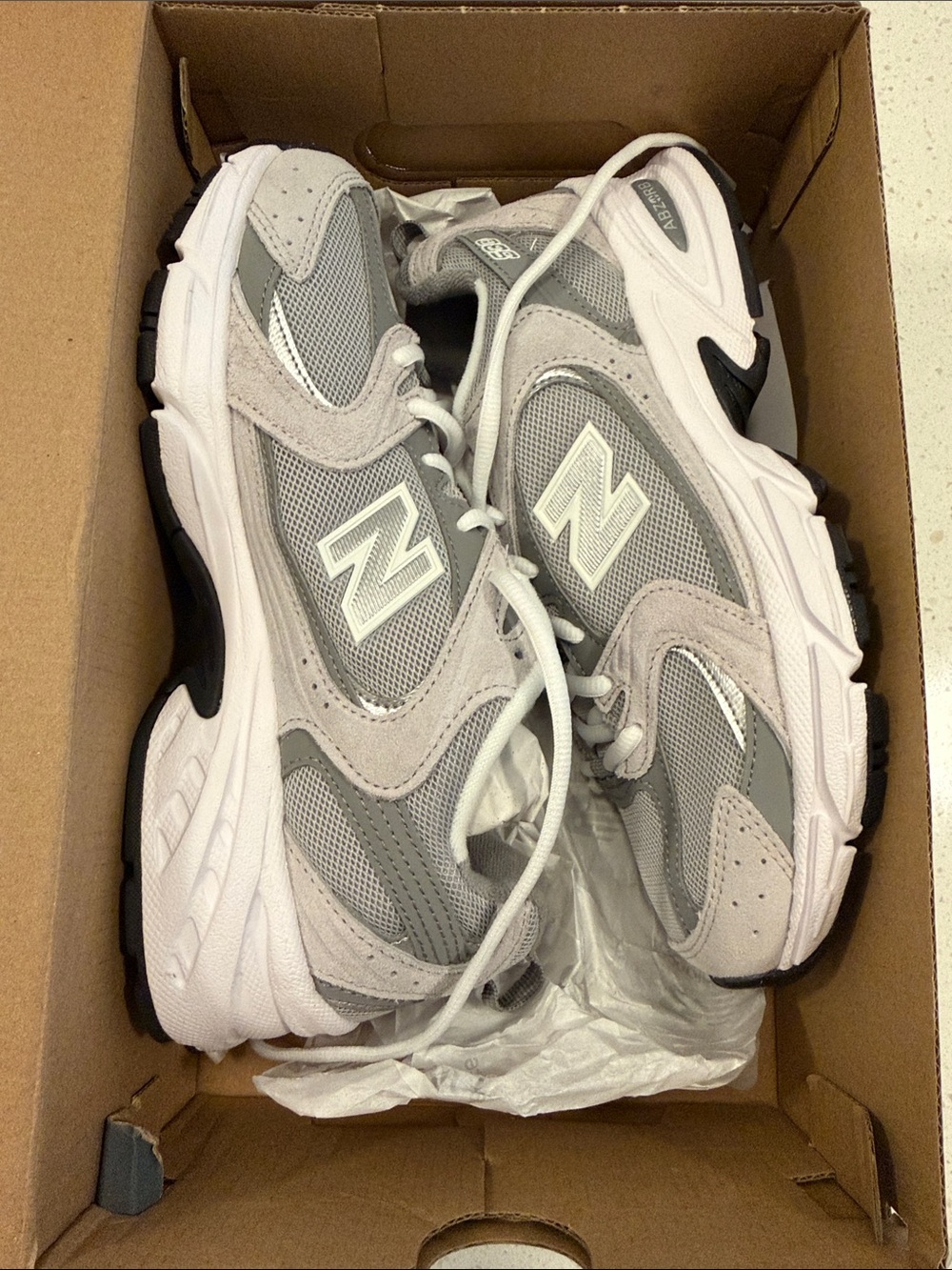 New Balance 530 Light Gray Athletic Running Shoes - Picture 2 of 4
